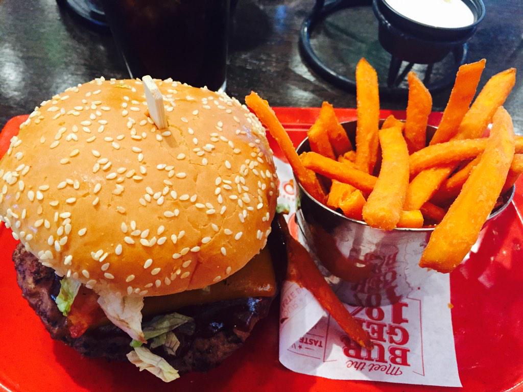 Hot975phx's tweet image. Score $50 to Red Robin @redrobinburgers Tweet @TrendingRadio with #robinsredrobin  &amp;amp; tell us ur fav burger topping!