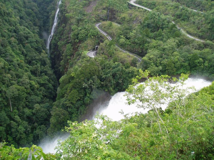 BatakLookSoGood's tweet photo. Air Terjun Sigura-gura....... http://t.co/xZNeGSPDna