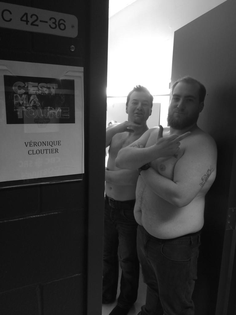 PhilRoyhaha's tweet photo. @bambambigolo et moi, on a ouvert ta loge bitch! @CloutierV #shapedeplage #cestmatoune #jeseraihabilléparlaubainerie http://t.co/UeTHeV216T