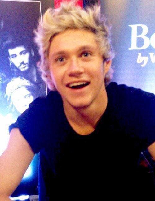 bIxzinglouis's tweet image. ID DO ANYTHING FOR NIALL TO LOOK AT ME LIKE THAT

#BRITONEDIRECTION