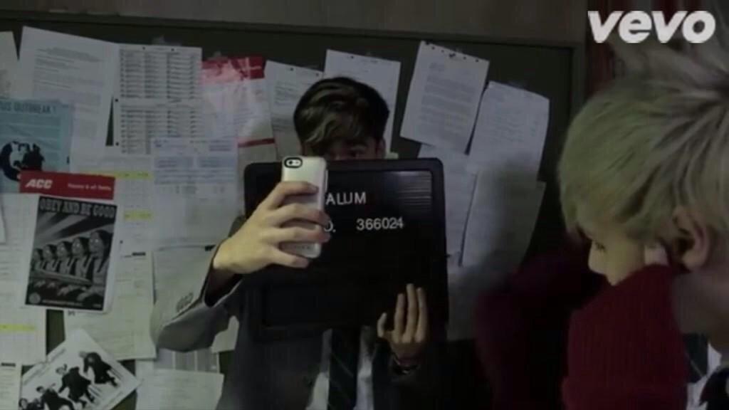 Hiii I'm calum I'm the cute boy and please rt?