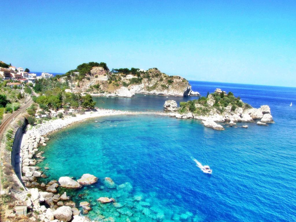 Flaviaofici_'s tweet photo. Saudades desse lugar #taormina #italia #beach http://t.co/XgP4LUVBO5