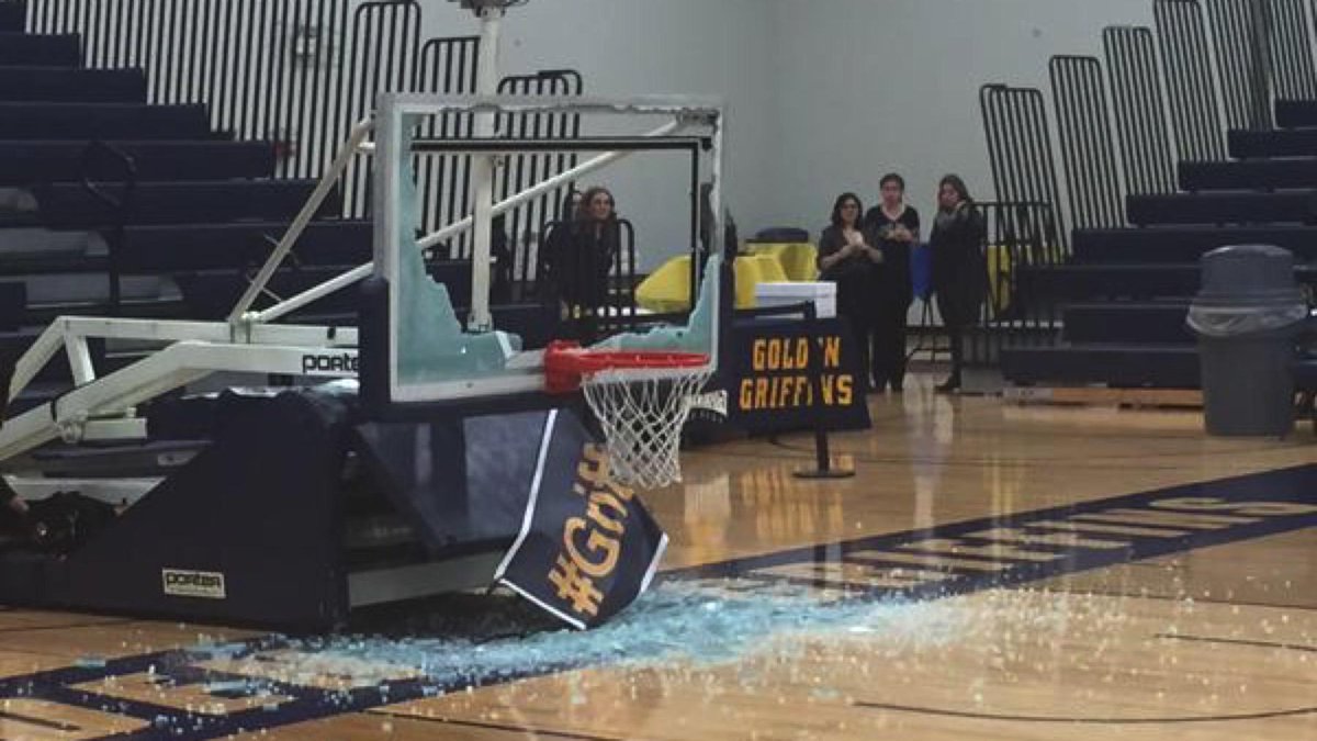 sportingnews's tweet image. Someone shattered the backboard in WARMUPS of this Siena-Canisius game. sportingnews.com/ncaa-basketbal…