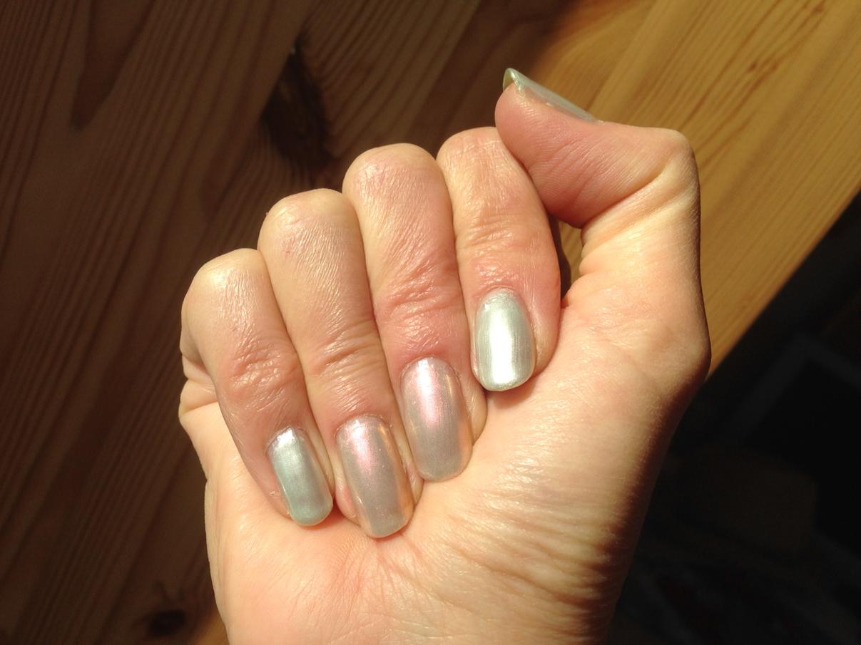 ひねもすのたーりのたーりしたーい On Twitter 夕べ塗ったネイル Paradiso 淡いパールグリーン とatmosphere 玉虫のパールピンク いずれもchanel キャンディみたい Http T Co Hj0iday75k