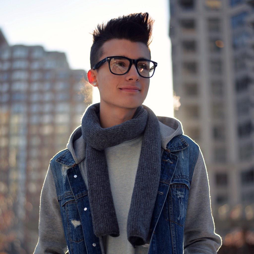 WeeklyChris's tweet image. RT for a DM/Follow! 😃