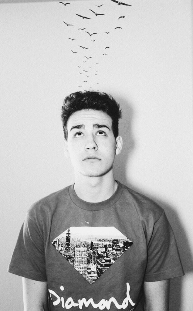 jacobthotsidesz's tweet photo. “@JacobWhitesides: birds up http://t.co/1gBU01j76g”