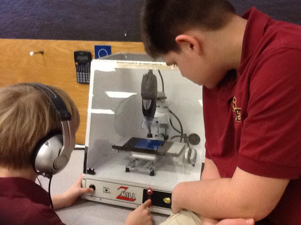 Multi32Sip's tweet photo. @SEMSPatriots #rssmiddle STEM activities in Mr Deal's class - Exploring Technological Systems. SEMS at its best! http://t.co/wjwoAkEcQv