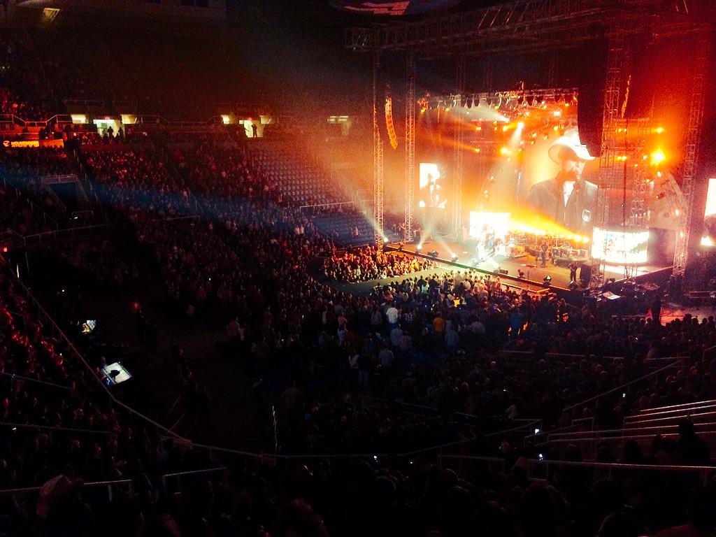 hallienicole14's tweet photo. “@BradPaisley: First show of the 2015 tour!
#CountryNation http://t.co/wJGwd3OMTE” @BrooksBergman