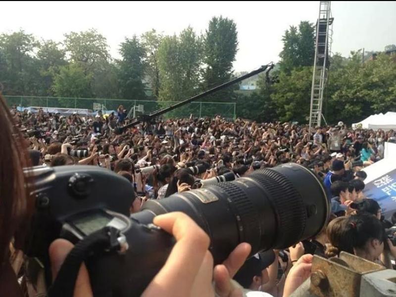 overthegyu's tweet photo. okay.......... u pay for concert ticket then u watch it from lens.... *sayinabtmaself* sigh http://t.co/nUzqWgXw70