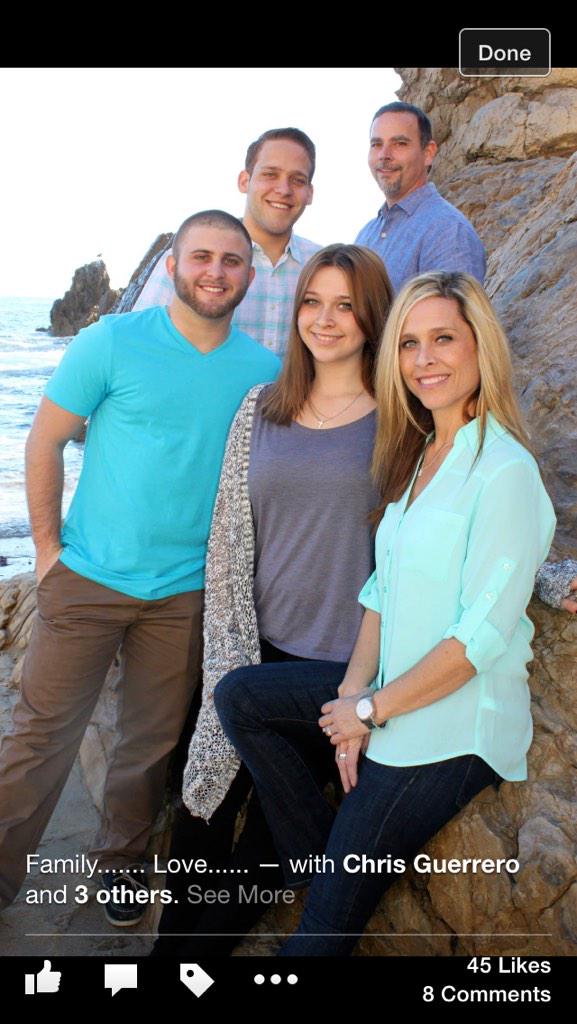 FodenMichelle's tweet photo. Family💗💕 @TylerFoden @ashlyn_guerrero @DevinFoden @ibechris http://t.co/9XY34GQpec