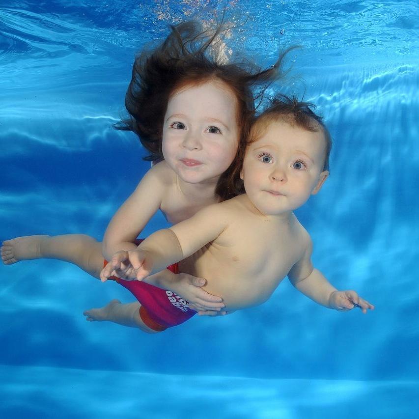 amybatesmoss's tweet photo. My 2 little mermaids in their #underwater photo shoot with #waterbabies x http://t.co/K454MGhBQ6