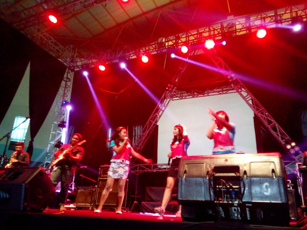 Let's sing with Hero Van Java! Beberapa dari personilnya anak 48 juga loh👯