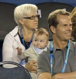 Roger Federer´s Twin Boys Make Their First Court-Side Appearance (PICS
