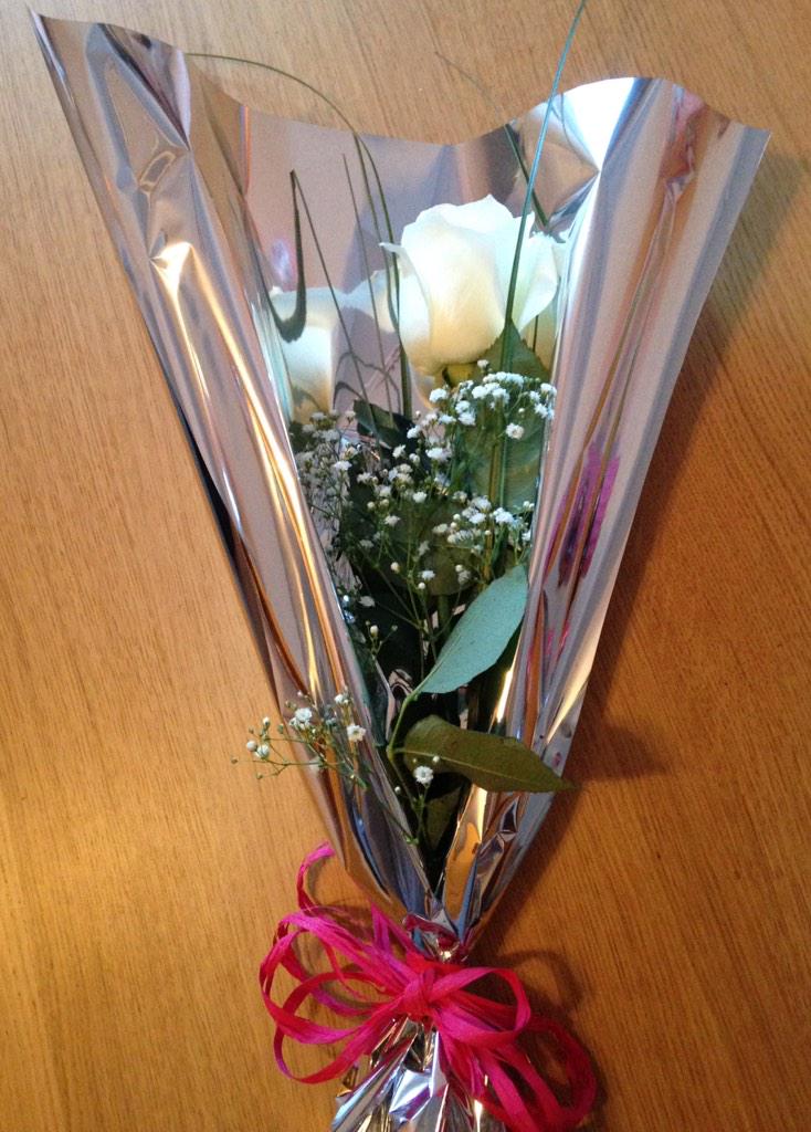 paualf_'s tweet photo. Despertarme y encontrarme esto... ¡¡¡Definitivamente tengo el mejor novio del mundo!!! #Amor #FelizSábado #RosaBlanca http://t.co/dnL0EJZfNY