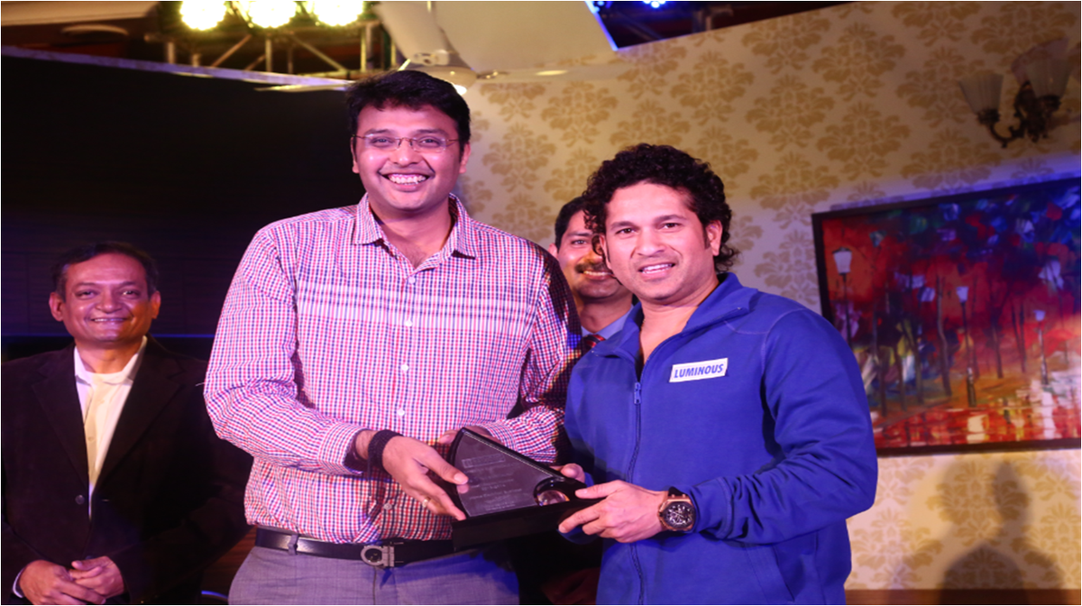 ShreeNM1's tweet photo. Mr. Sharad Damani, receiving the Highest Sales Award in West1 from Luminous Power — in New Delhi. http://t.co/nnzquLQPnG