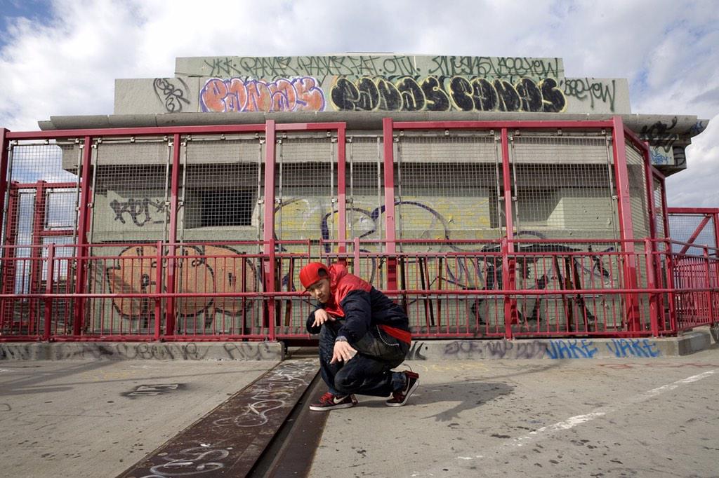 bboytrickx's tweet photo. at Brooklyn bridge. photo by @jasonglewis #throwback #2007 #nyc #trickx #bboytrickx #drifterzcrew #breakin #graffiti http://t.co/cpP9o9UIyE