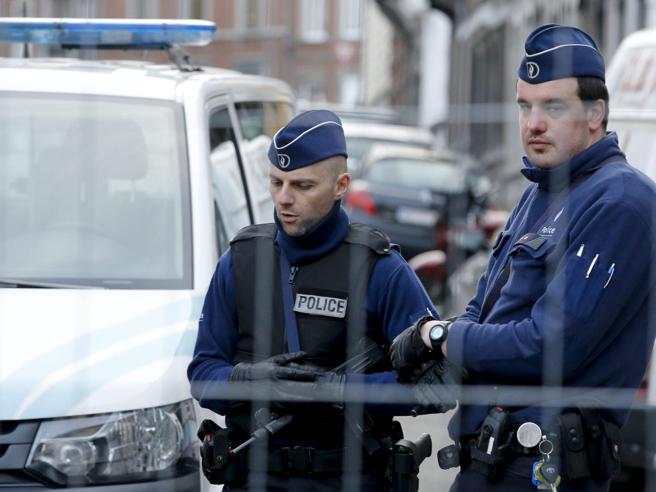 Due jihadisti belgi arrestati  al confine: in fuga per l’Italia Londra, un arresto a Stansted goo.gl/OIRmC4