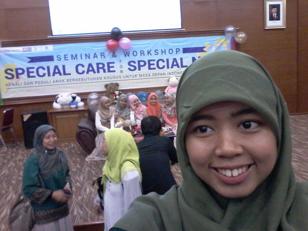 dinafahada's tweet photo. Selfie bareng orang yang lagi selfie. Cuma di Seminar Special Care for Special Need @ILMPI_Nasional #SemWorkABK http://t.co/GMuOvqvC14