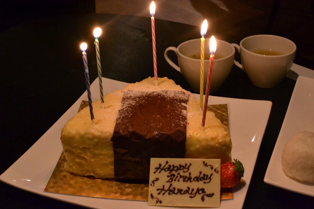 カフェきゃらふ 東京浅草の猫カフェ Twitter પર 事前にお伝えいただければ誕生日ケーキ もご用意できます 今日はおにぎりが大好きな方という事でおにぎり型のケーキ お誕生日おめでとうございます Http T Co Qugwkdloua