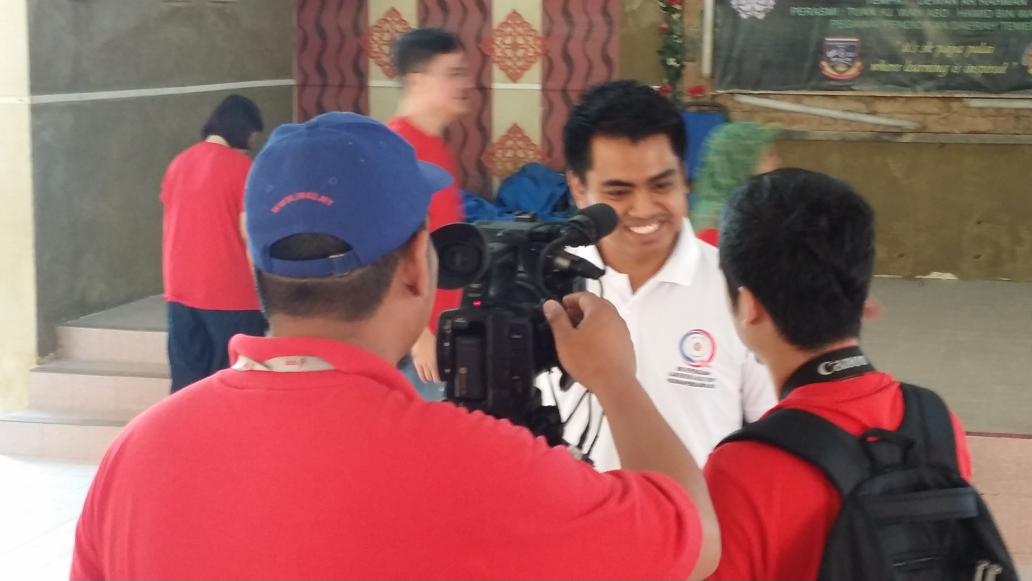 BKH_ppum's tweet photo. @RahmanHussin ditemubual mengenai prog ini &amp; penglibatan NGO &amp; phk swasta dlm bntu mangsa banjir #banjirmove http://t.co/BXTONR5LY5