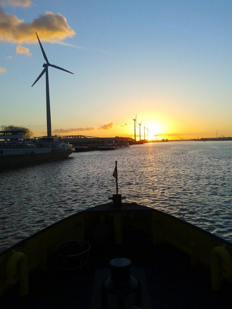 De_Havenmeester's tweet photo. Goede morgen + fijn weekend gewenst vanaf onze #RPA13 in t Calandkanaal #havenRotterdam. Werkse voor wie moet werken. http://t.co/avHlxv5XJH