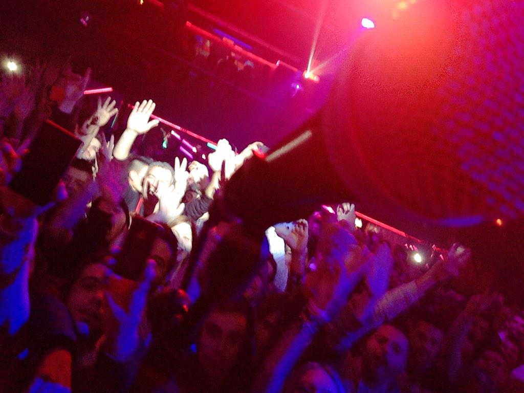 Langui_Oficial's tweet photo. Gracias a todos en @La3Club Valencia por el recibimiento y calorcito #Rap y el buen Rock en la Sala Vibora #FatGordon http://t.co/0uFcMFWoY6