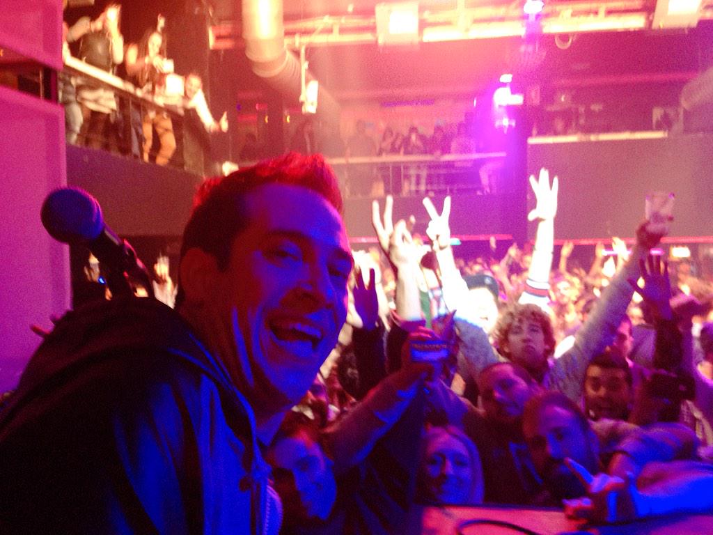 Langui_Oficial's tweet photo. Gracias a todos en @La3Club Valencia por el recibimiento y calorcito #Rap y el buen Rock en la Sala Vibora #FatGordon http://t.co/0uFcMFWoY6