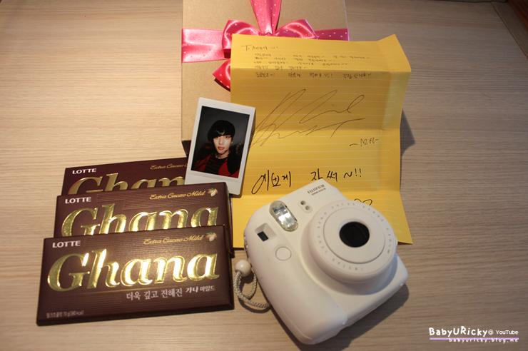 드뎌 #츄츄박스 도착ㅠㅠ 니엘이박스♥ 니엘이가 직접 산 초코랑 남미갈 때 공항에서 샀다는 인스탁스 폴라 카메라♥ <a href="/AH_NIEL_/">AH</a> 니엘아 초코 고마워, 카메라도 예쁘게 잘쓸게ㅠ 평생 간직할게요ㅠ #니엘 #틴탑