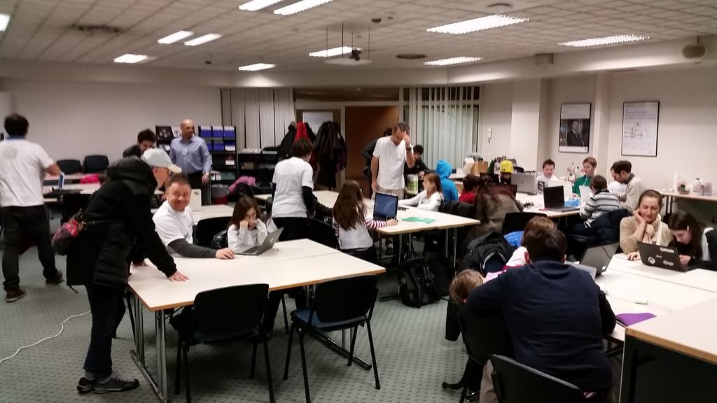 atedIctTicino's tweet image. Prima lezione 2015 con #ated4kids #coderdojoTicino #scratch #Arduino e tanto divertimento