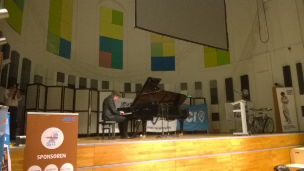 WendySchellens's tweet photo. Muzikale opening van het #CVA2015 in 't Middelpunt door @michielborstlap! http://t.co/cR5PaeB6py