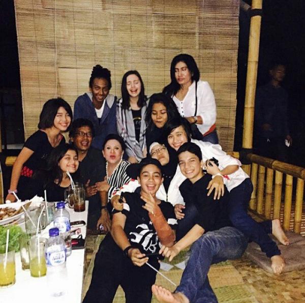 griteagatha_ASP's tweet photo. Dinner terakhir mlm tdi :( @ASP_Bidadari @gritteagathaa @chantiqsg @endiarfian @Umaykeren @shrnsahertian http://t.co/kyRE8EI2v5