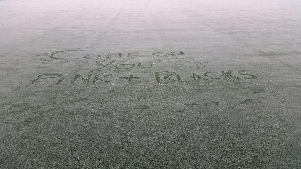 Shelley_Hockey's tweet photo. Ha ha @SloughHC...Guess you'll be getting out curling stones next!!
"Uses for a frozen pitch @SloughHCL1 #sloughhc http://t.co/KjPSR5vlQ7"