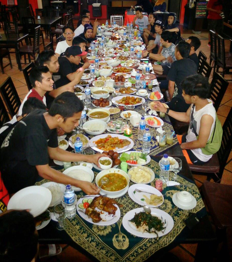 suasana makan makan brg #BorobudurEventOrganizer <a href="/jhe_ank/">Aji Aank</a> <a href="/mahendrasyahron/">mahendra syahroni p</a> | #ROCKHEARTTOUR BANJARNEGARA