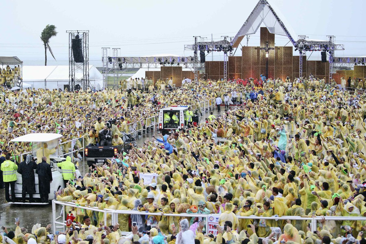 ANCALERTS's tweet photo. 'Yolanda' survivors to Pope: You brought God to us http://t.co/EgRdQGnZWF #PopeFrancisPH (Photo via Reuters) http://t.co/pRqKT1GcJy