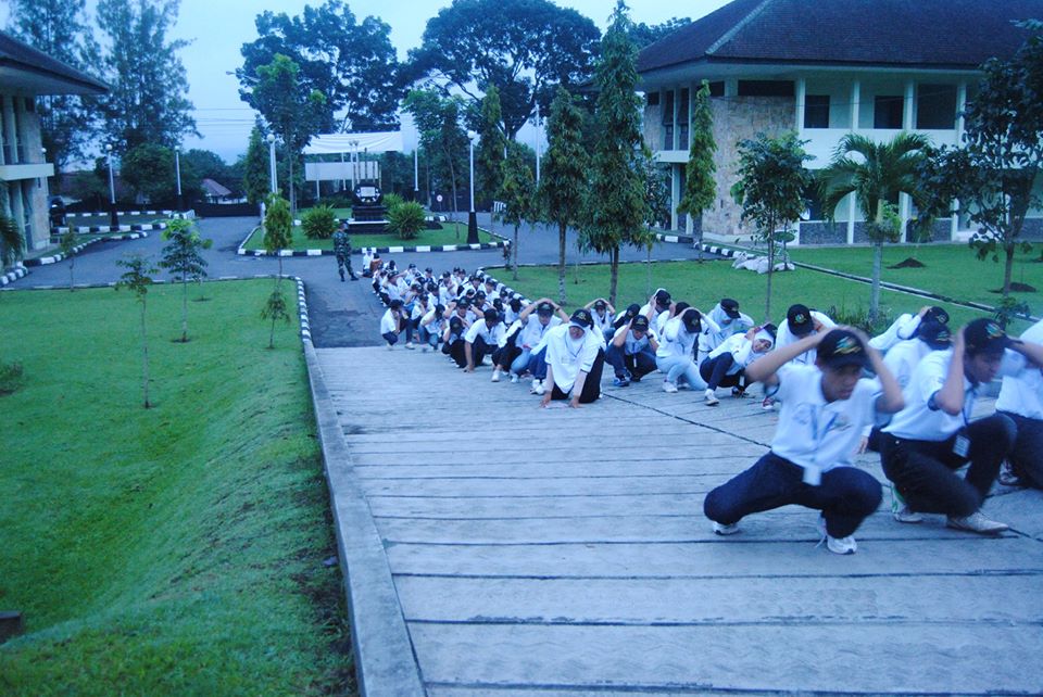 tuh kan dibilangin buruan juga. sebelum makan jalan jongkok deh kan :3