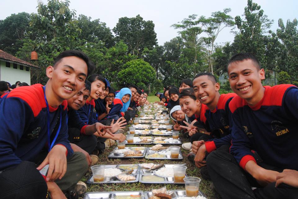 mau makan padahal, sempet2nya narsis dulu. hihi.