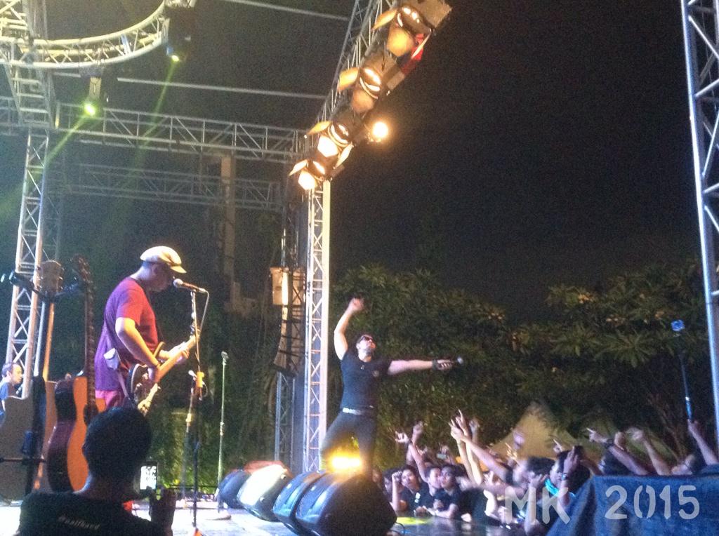 MK_342015's tweet photo. 'Aku tak tahu apa yang terjadiii, antara aku dan kauu' - @Naifband #liveMK2015 http://t.co/79eSO0SiAO