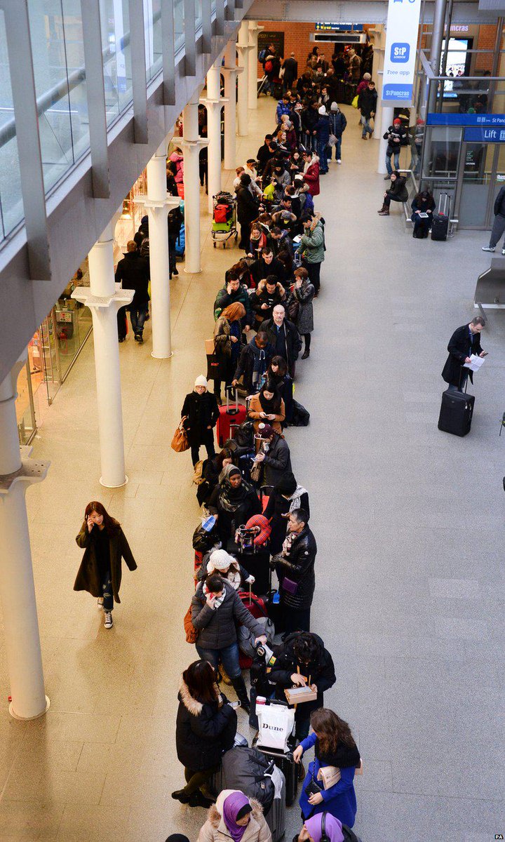 BBCBreaking's tweet image. 26 #Eurostar trains cancelled after #ChannelTunnel shut - latest updates bbc.in/1CjMmsR
