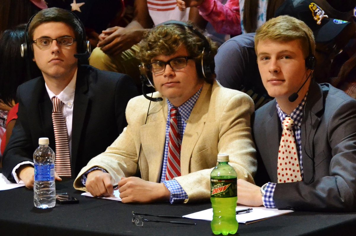 DawgsStudentSection tweet media