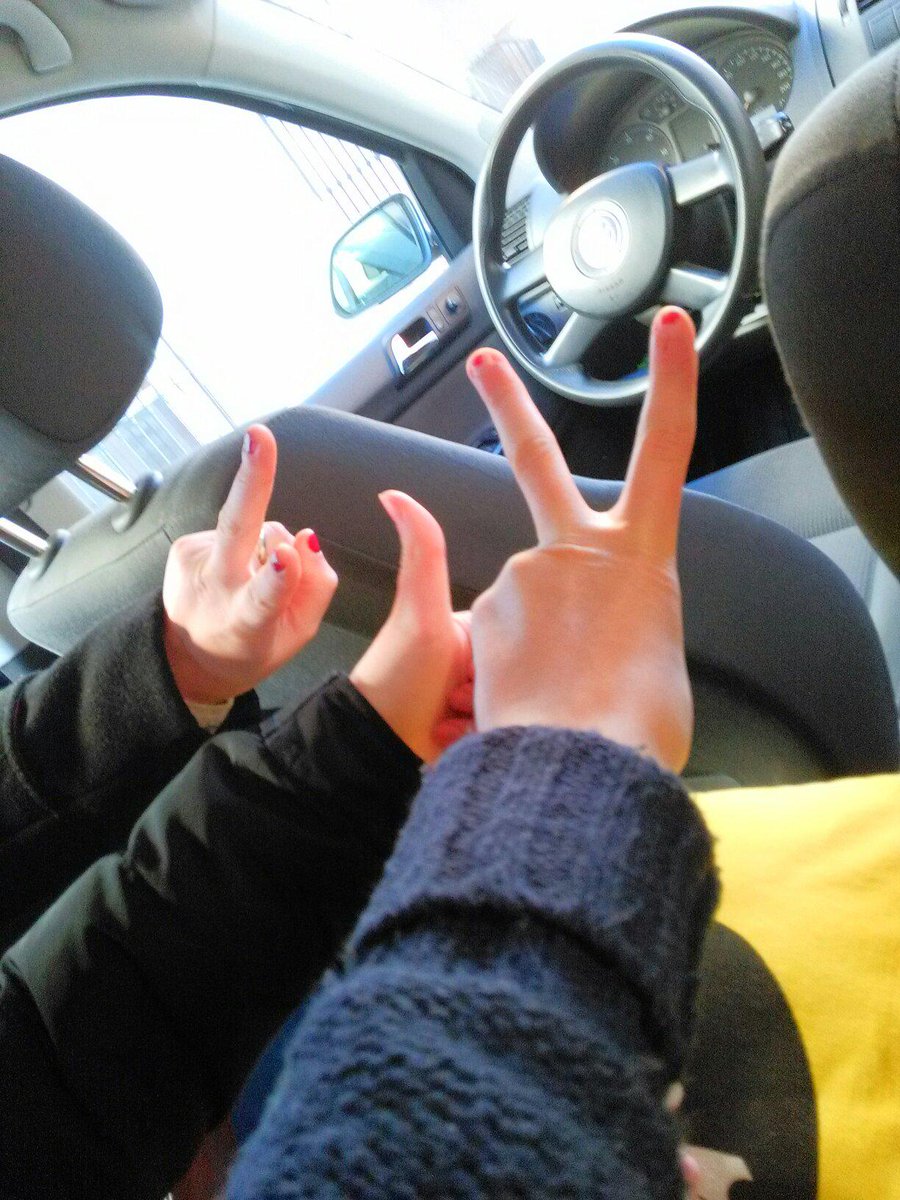 AmorMavi's tweet photo. En el coche con las feas @isamf2000 @Esther28_Amor http://t.co/bMRymmjz5v