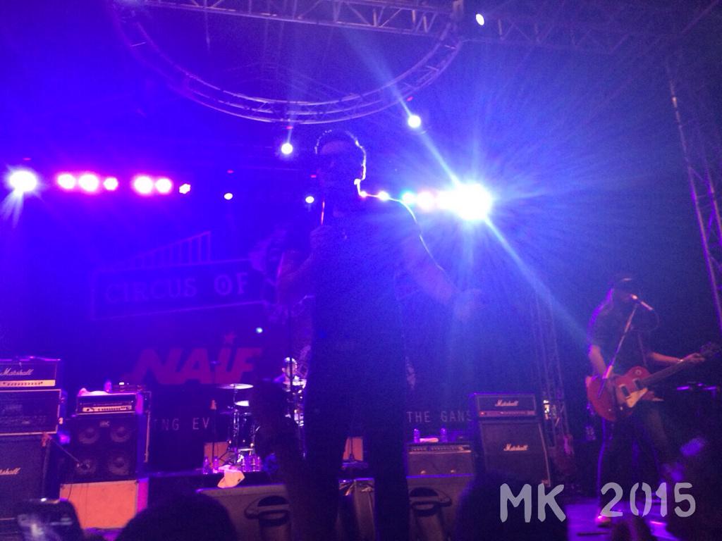 MK_342015's tweet photo. 'Hidup bagaikan air dan apiiiii' - @Naifband #liveMK2015 http://t.co/cGiaZfE9Oi