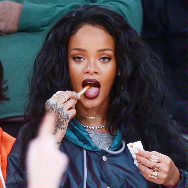 rihannasmeme's tweet photo. Sans aucun effort, elle est belle Rihanna 😍 http://t.co/binXXji6Ay
