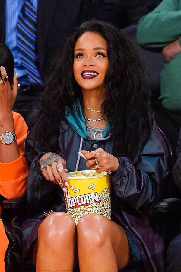 rihannasmeme's tweet photo. Sans aucun effort, elle est belle Rihanna 😍 http://t.co/binXXji6Ay