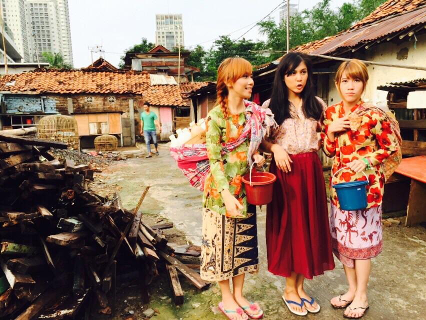2 tukang jamu dan 1 tukang gorengan hahaha semangat shooting Day-4 :)
