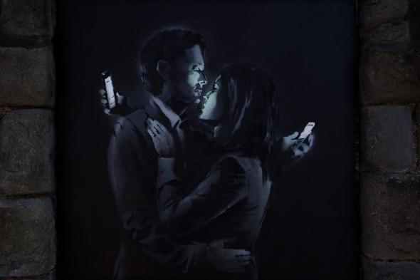jjaviervazquez's tweet photo. Porque a veces esto de las redes sociales se nos va de las manos... #Banksy http://t.co/SS1AOhVP1G