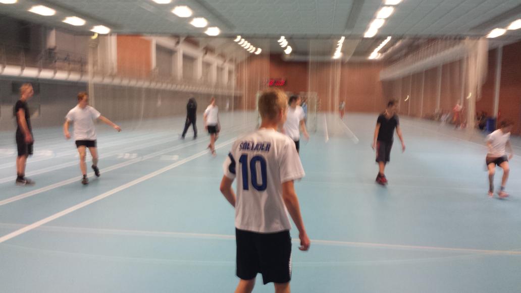 Teams #jongerenwerk aan het opwarmen voor een sportmiddag met partners &amp; jongeren uit verschillende wijken&amp;plaatsen