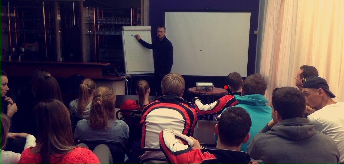 KVTOP1's tweet photo. De laatste voorbereidingen worden getroffen, het strijdplan wordt doorgesproken, let's go! http://t.co/vbbJR0Qbon