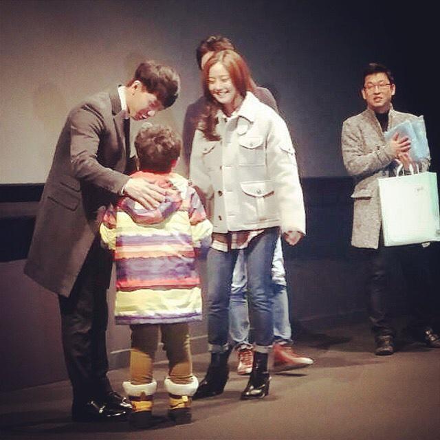 chaewonbot's tweet image. "@CJEnMMovie: &amp;lt;#오늘의연애&amp;gt; 2015.01.17.토 무대인사 포토 공개! 
#이승기 #문채원 #박진표 감독. 

오늘 채원씨 쏘 큐트~ 승기씨 쏘 자상~ ❤️ http://t.co/zfrCHSTiDe"