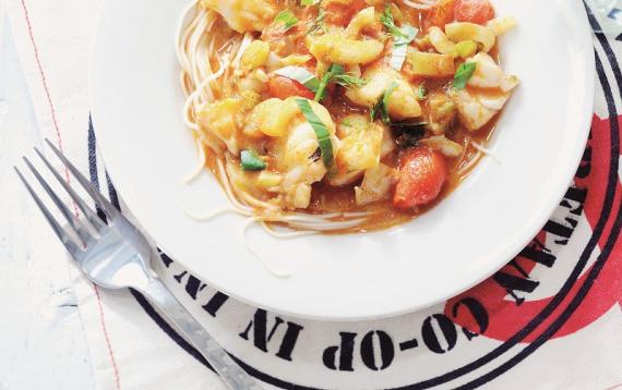 wwWoudrichem's tweet photo. Wat eten we vandaag? Rode viscurry met tomaat, venkel en noedels! Het recept vind je op http://t.co/zUJaLy8a7l http://t.co/qC5rWh0eIL