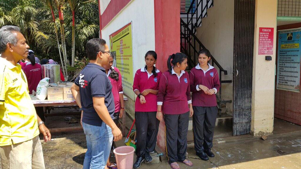 PemudaUMNOMy's tweet photo. NKPUM @azwanbro di sekitar Kg Gajah, Perak harini dalam misi pembersihan pasca banjir. #BanjirMove @Khairykj http://t.co/869CVjw741